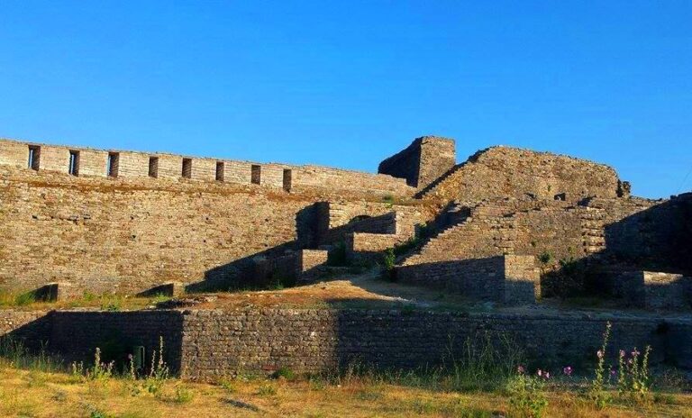 Muret e kalase se Gjirokastres 768x464