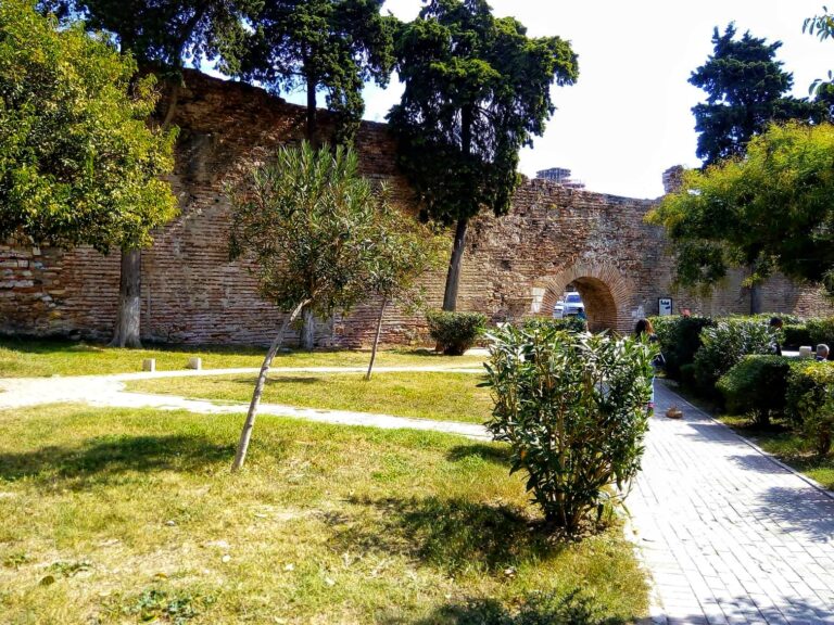 Kalaja ne qytetin e Durresit  muri rrethues 768x576